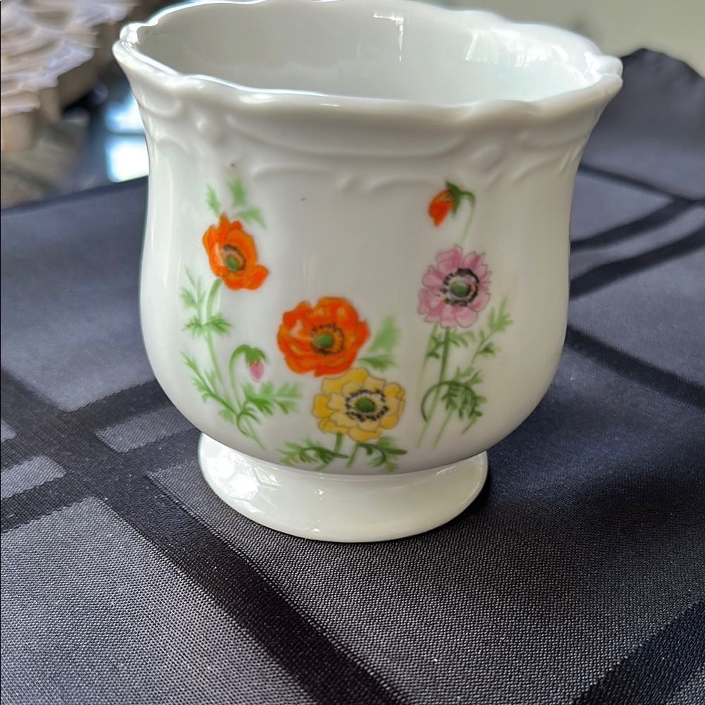 Mid Century Floral White Vase made in Japan - Picture 3 of 10